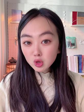 找回你的生命力(上篇)心脉受损如何从头开始养身体 【找回你的生命力】心气耗尽后,如何科学补充能量?
一、 你属于哪种“心累”?——2分钟快速自测
我们将通过4个关键问题,帮你判断自己究竟是:
“心有余而力不足”(有想法,但身体像被封印)
还是 “长期停滞无欲”(内心已无波澜,觉得一切都无所谓)
明确你的类型,是有效自救的第一步。
二、 如果你是“有力无心”,核心解决方案是:从身体层面“充电”
我们不走鸡汤路线,而是遵循中医“精气神”的理念,提供一套可执行的身体修复方案:
1. 睡眠:修复能量的基石
为什么必须11点前睡? 错过这个“黄金窗口”,补再多觉也像错过播种季节。
直观效果: 坚持早睡一周,你的眼神和精力会有明显变化。
2. 饮食:选择最高效的“清洁能源”
核心原则: 当你能量低下时,不是吃“好的”,而是吃“对的”。
吃什么? 重点推荐五谷主食(米、面、小米),它们是身体最易吸收的平和能量。
怎么吃? 避开生冷油腻,选择蒸、煮等温和烹饪方式。
关键一步: 一定要吃早餐,打破“晚睡晚起→不吃早饭→全天无力”的恶性循环。
3. 运动:从内到外疏通气血
第一步(躺着就能做): 学习 “腹式呼吸法” ,像按压弹簧一样激活内在气血循环,找回身体的细微感知。
第二步(循序渐进): 尝试深蹲、举小哑铃等力量训练。四肢有力,脾胃功能才会更强,形成正向循环。
三、 你将获得什么?
通过这套“睡眠-饮食-运动”的组合拳,你的目标不是“打鸡血”,而是让身体气血重新充盈、道路畅通。届时,你不需要说服自己,就会自然升起“我想做点事,并且我能做好”的念头和能量。
四、 下期预告
如果你的自测结果是“长期停滞,无欲无求”,那么这期的方法只是地基。下期我们将深入探讨如何重新点燃内心的“神”与“志”。#心脉受损怎么修复 #心有余力不足 #中医养生知识 #找回生命力 #无力感遍布全身