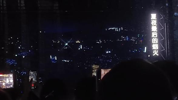 ✨大屏亮起是我们整个体育场!全场应援棒连成星海🌌 这氛围泰酷辣🔥#夏夜最后的烟火#颜人中 #巡演日记 #深圳
