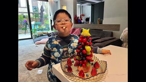 寒假,学校还布置了劳动,美术,音乐,体育作业,一开始我是不能理解的,寒假了不让小孩好好玩,这些副科还搞这么多作业干什么!但是小朋友今天制作水果拼盘,胡萝卜很硬扎不动,手被牙签扎破了还在继续,这一刻,我好像知道了这些作业的意义。一些很简单很小的事情,可是孩子平时却丧失了做它们的机会#记录孩子的点点滴滴 #亲子日常vlog #亲子陪伴vlog #亲子时光vlog #寒假作业