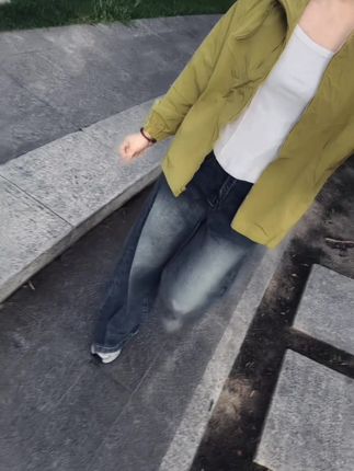 圈子越来越小,话也越来越少,有人称之为成熟,有人称之为孤独,而我觉得这叫看透,独处是为了不陪别人 演戏,不争是为了放过自己的内心,生命几许要遵从自己,圈小、事少、挺好;一个人最好的状态就是孤独、安静、自由且清醒…•#穿搭 #休闲风 #冲锋衣