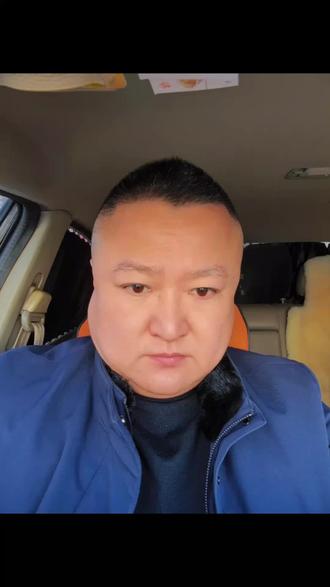 《二月初二龙抬头》吻刀(前几句借用)💋
全家康健好兆头,
财源似水无尽头;
大吉大利在心头,
前途光明有奔头;
万般好运找上头,
幸福如意是龙头;
未来日子鸿运头,
万事顺意可抬头;
抬头可见宇闪烁,
低头尔尔宙鸡头;
飞星难抵天煞星,
乱云飞渡浑纪元;
龙鳞眼泪攉雨滴,
夜色匐升寻天际;
二零一九春天里,
无量天尊道家人;
龙行潜水皆勿用,
见龙在田可升发;
亢龙有悔乌云尽,
紫气东来圣人达!202302211901写于家
【译文】
康健~疫情刚过。鸿运~今日啤酒,鸿运当头!宇闪烁~《三体》,10年前已看过,宇宙闪烁。鸡头~农场里的火鸡,火鸡科学家,火鸡保镖,还有火鸡尔尔……飞星~三星。天煞~天煞孤星,肃杀一切,十里不长草,百里不长苗。飞渡~时空转换。浑纪元~不规则的天体运转。眼泪~又一个朋友生死未卜!匐~匍匐。道家人~我心明镜。后文参照《易经》。