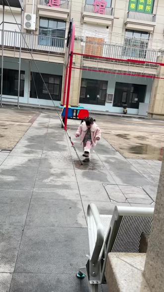 踩水坑的快乐只有童年才有#你们家的孩子也是这样玩吗😂😂😂😄