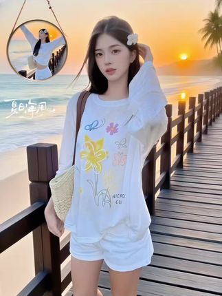 夏日防晒穿搭被这件白T狠狠拿捏住了!! 夏日防晒穿搭被这件白T狠狠拿捏住了!! 美式宽松版型真的绝 长度盖过pp超藏肉 微透的薄款面料 夏天穿完全不闷汗 自带慵懒感的落肩设计 显瘦又不挑身材 单穿配牛仔裤就是随性街拍风 搭吊带或小裙子当罩衫 防晒又有层次感 奶呼呼的白色超显白 黄皮姐妹也能冲 ins博主同款的松弛感 随便穿都很出片 洗了几次也没变形 性价比真的可 夏天怕晒又想穿得清爽的姐妹 这件闭眼入!   #美式穿搭 #夏日防晒 #白色T恤 #防晒罩衫 #显瘦穿搭