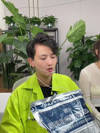 妆前妆后来一片,补水效果立竿见影,不要看它便宜,只要2块钱一片,效果一点不比十几一片的差#女人爱美不分年龄 #补水保湿 #面膜面膜敷起来