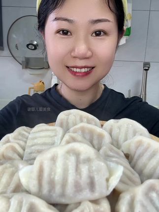 酱油蒜来啦 味道很好就是口感偏咸 介意的慎拍哈, #酱油蒜 #吃饺子啦 #香辣可口太馋人了