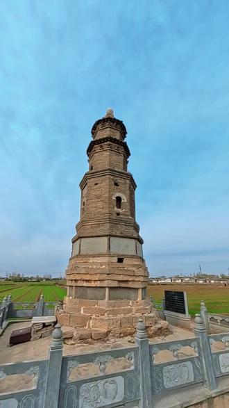 宝莲寺外有座宝莲塔,塔下有地宫,距今近400年。