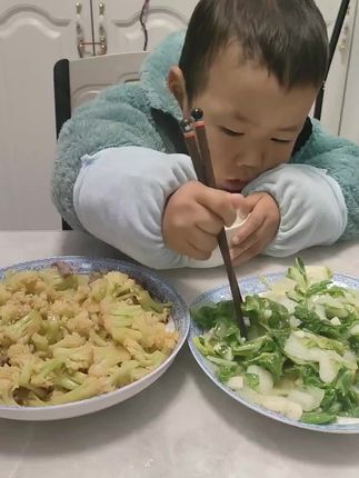 哈哈😃三岁多干饭娃这夹青菜动作比小白兔还快,每天的绿叶吃的津津有味,比吃肉还香。#干饭宝宝上线 #人类幼崽 #粗茶淡饭 #人间烟火