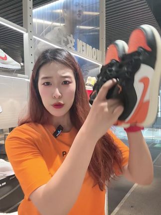 夏天必备!复刻经典黑橘配色AJ1,橡胶鞋底耐磨超适合各种场景 #aj1扣碎篮板 #复刻经典 #夏天的味道 #nike #耐克