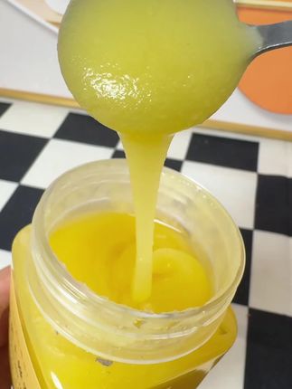这就是我每天一杯蜂蜜水的新搭子黄芪土蜂蜜 质地浓稠看得见的结晶,口感香甜不齁甜,冲水喝或者早上抹面包都不错#自制饮品 #蜂蜜水的好处 #蜂蜜水 #零食推荐 #饮品