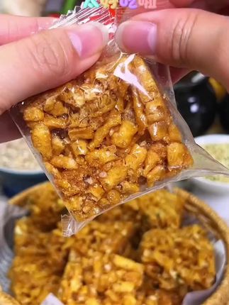 这款沙琪玛简直是追剧神器!酥脆香甜,一口一个停不下来~ #零食推荐官 #追剧必备#沙琪玛 #dou热门抖音