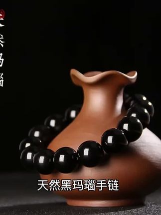 天然黑玛瑙手链,原石打磨的黑色串珠,低调中透着质感。男女同款的设计,小珠子圆润光滑,佩戴舒适又百搭。正品玛瑙纹理自然,每一颗都独一无二,无论是日常搭配还是送礼都很合适。