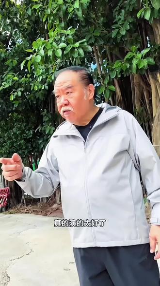 郑则仕已经74岁,看起来比演肥猫时瘦了好多