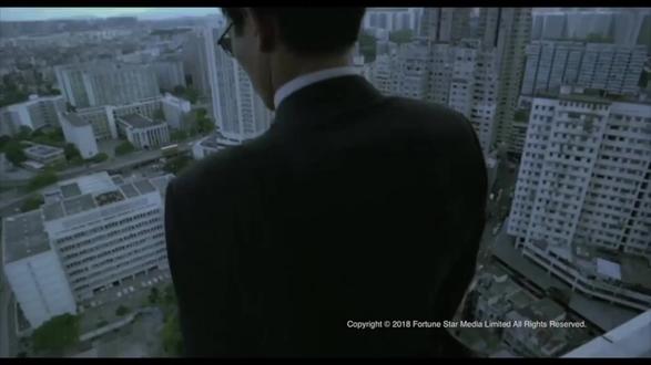 72小时游戏进入高潮,刘德华女装大佬形象现身! 欢迎观看第9章,交易。
72小时游戏进入倒计时,刘德华精心布局的陷阱就等秃和尚进来,看刘德华如何以女装大佬形象以身入局,最后一箭四雕,完美收官?
稿子50000字,耗时一个月制作,购置有关书籍和访谈,总时长超过5个小时。合集共20期!
全网最硬核的电影逐帧拉片拆解,全网最完整的电影解析!
建议看完电影再来观看本视频,讲解过于详细,影响观影节奏。
从暗战的视角、镜头语言、音乐、剧本、人物设定深入分析,从电影类型、电影公司的发展再到导演的巧思,从世界知名电影场面到法国编剧的二流剧本,猜测《暗战》的第一版剧本的来龙去脉。横向分析从1995到2003年银河映像电影里杜琪峰的坚持与反思。
欢迎你进入一个不一样的《暗战》世界和全新的银河映像电影宇宙!
#暗战 #刘德华 #杜琪峰 #刘青云