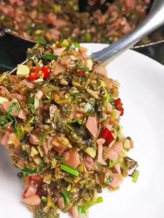 家人们,你们要的正宗贵州口味的萝卜酸菜来了!它是用传统的工艺腌制的,酸脆爽口,特别好吃。无论是用来煮个酸菜肉末汤,还是炒个酸菜炒肉,都非常的合适,而且它的做法很多,可以用来凉拌或者做火锅,味道都是很不错的,喜欢吃的千万不要错过了哦!#舌尖上的味道 #下饭菜 #快来一起尝个鲜 #农村美食记录生活 #地方特色美食