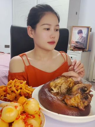 好久没吃肉了,一分钟炫完一个猪肘子🙈🙈🙈#妈呀太香了 #好吃到爆 #好吃到停不下来