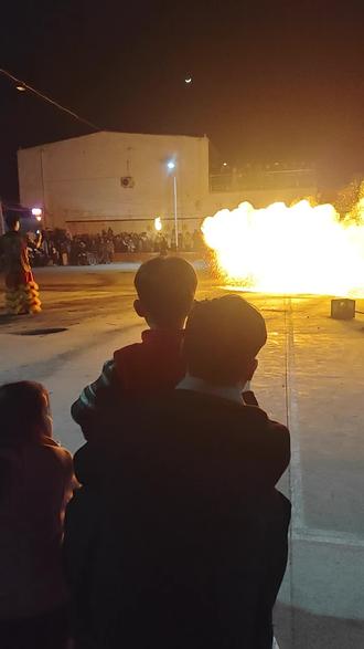 我们村杰出青年正月初四为乡亲们邀请来打铁花在奶奶庙前表演!