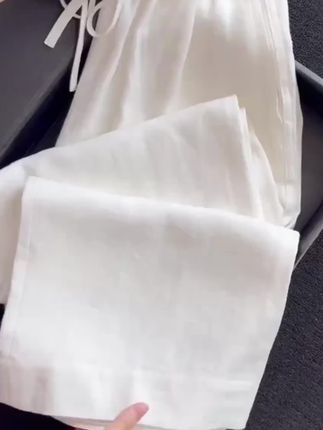 上身只有裤型没有腿型的白色亚麻阔腿裤,慵懒气质同时拿捏#白色裤子 #阔腿裤 #亚麻裤 #休闲减龄穿搭 #气质穿搭@DOU+好生意 @DOU+小助手