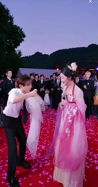 龙队骚扰同事了😂😂 #龙浩天#瑶瑶#逍遥#龙浩天大舞台
@AI瑶瑶☀️ @龙浩天🐲 (酉阳桃花源酉州古城直播)