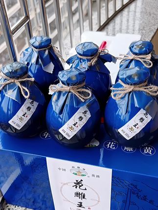 绍兴廿载陈花雕,陈香入喉,唤醒舌尖。佐以鲜嫩春笋、清甜河鲜,一口尝尽,方知何为江南至鲜至醇的春味。#黄酒 #绍兴黄酒 #好喝不贵 #性价比 #原创作品