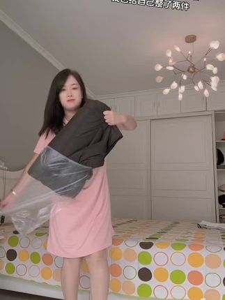 哈哈,我也太会过日子了,这个价格居然给自己整了件羽绒服,还是加厚的呢,穿上好暖和呀,姐妹们,相中了闭眼整#反季羽绒服 #太划算了吧