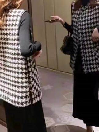 复古马甲背心外套女 秋冬高级感叠穿公式来啦,千鸟格毛呢马甲黑色高领内搭,经典又时髦,层次感直接拉满,搭配牛仔裤或半身裙都很绝,通勤约会都能拿捏住,谁穿谁气质,秋冬叠穿,千鸟格穿搭,马甲搭配#高级感穿搭#时尚格子宽松韩版马夹#春季千鸟格马甲外套#小香风马甲女#复古马甲背心外套女
