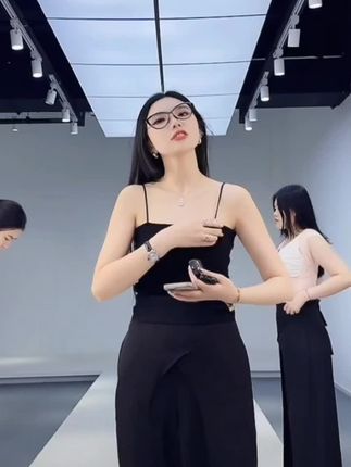 2025新款网红同款尖头红底高跟鞋女细跟尖头性感黑色职业浅口单鞋 性感高跟鞋尖头细跟重要场合礼服宴会百搭秀场鞋 #性感女神 #穿搭技巧 #网红款 #爆款 #气场全开