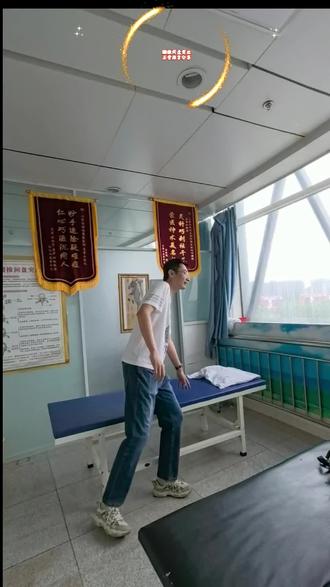 腰椎间盘突出正骨治疗的原理和作用 一、正骨治疗的核心原理
腰椎间盘突出症多因长期劳损、姿势不良、外力损伤,导致腰椎小关节紊乱、椎体轻微错位、椎间力学失衡,进而造成椎间盘压力增高、纤维环膨出或破裂,刺激神经根,引发腰痛、腿麻、下肢放射痛。
正骨、推拿整复的治疗原理,并非把突出的椎间盘“按回去”,而是通过外力微调腰椎椎体位置、纠正小关节错缝、松解痉挛肌群,从而改变椎间盘与神经根的相对位置关系,释放受压神经根,恢复腰椎正常生物力学平衡。
具体原理分为三点:
1. 纠正椎体微小移位、复位小关节紊乱
腰椎退变后常伴随关节突关节错位、关节囊卡压,导致椎间隙不对称、腰椎受力偏移。正骨手法可微调椎体序列,纠正旋转、侧摆、俯仰错位,使椎间隙恢复均匀对称,降低椎间盘局部高压。
2. 松解痉挛保护性肌群、解除力学卡压
腰突患者竖脊肌、腰方肌、多裂肌长期保护性痉挛,会进一步牵拉椎体、加重椎间盘挤压。正骨能够快速松解肌肉紧张、解除筋膜粘连,打破“疼痛—痉挛—压迫”的恶性循环。
3. 改变椎间盘与神经根的相对空间
通过整复手法微调椎间结构,可使突出物与受压神经根产生位移分离,减轻神经根的机械压迫和炎性刺激,从而快速缓解疼痛、麻木、酸胀症状。#上热门#腰椎间盘突出 #正骨 #正骨是一种怎样的感觉