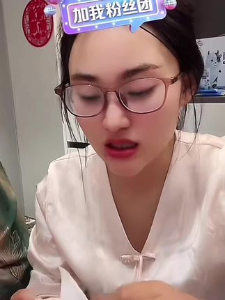 姐妹们,你们赶紧去抢这个备家洁抽纸,它现在真的太划算了,这一箱里面足足有二十包,而且每一包都是这种特别厚实的,像这种生活必需品咱们一定要多囤一点,关键是它的品质也是没话说,它是可以干湿两用的,平时咱们擦手、擦脸都是没问题的,喜欢的朋友抓紧时间下单吧!#纸巾#抽纸巾推荐 #抽纸巾囤货 #自用好物分享#唐三妹
