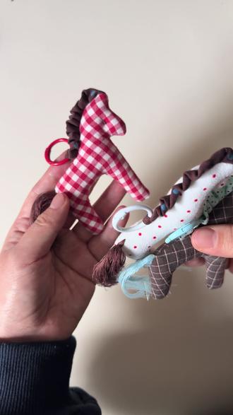 2块小碎布头做出的新年小福马🐎 用碎布做了几只小马挂件,当作马年的小小福气。
这条视频里有完整教程,可以跟着做起来喔~
另外也做了一点点成品小马,当作新年的小礼物送给大家!具体详情看评论~#缝纫教程 #小马挂件 #新手缝纫 #手工diy #马年