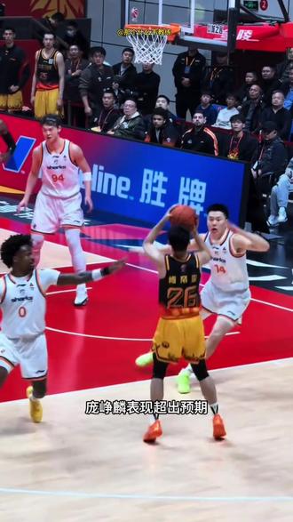 庞峥麟在对阵上海的比赛中,用32分的爆炸表现尤其上半场7投7中的完美效率,成为CBA本轮最大亮点,作为今年选秀探花,他展现出远超新人的成熟度和关键时刻的担当,尽管球队失利,但他的表现已让球迷和专家对江苏队未来充满期待!#庞峥麟 #探花 #江苏肯帝亚男篮