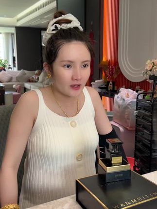 完美缇娜香水,前调的辛辣与果香碰撞,展现无畏的勇气;中调的花香交织,散发迷人的优雅;后调的麝香与琥珀融合,透出神秘的气质#香水 #好物推荐🔥