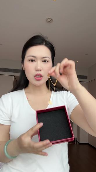 还在纠结520送什么礼物的,就选这条生肖项链 原创生肖简笔纹样超有艺术感,真空厚镀金工艺精致小巧,日常戴或者搭配新中式穿搭都超合适~还能免费手写贺卡哦!#aoposs生肖项链 #十二生肖灵兽项链 #锁骨链 #原创设计 #一周开车上班穿搭