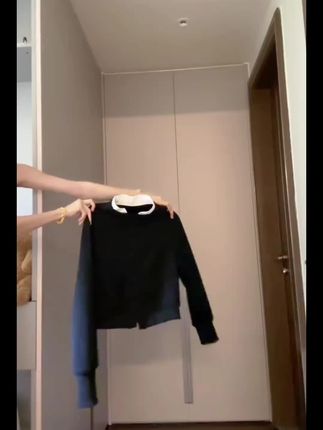 早秋穿搭一整套#姐们这一套简直是芭蕾舞蹈生的即视感,又温柔又有气质,妥妥的附加仙境。上一次我是一个假两件的设计,领口拼接的衬衫,他这一件外。不是轻飘飘的,沉甸甸,有重量有分量,拉他扯他不会有缝隙,并且这个面料真的很舒服很丝滑,而且你怎么摩擦他都是不会起球的。瓶子做的是一个高腰包裙,丫头做弹力松紧腰收到手真的非常有质感,完全不会显廉价。一共他是做了四层的,完全不会痛,而且自带蓬蓬感,我给大家上身试一下。财阀千金女装清冷感贵系衣服套装春秋季裙子两件套