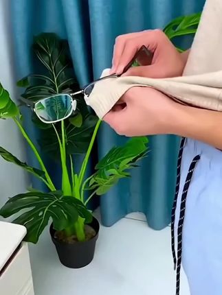 平常戴眼镜的一定要备上这个#眼镜清洁湿巾 ,每一片都是独立包装的,轻轻一擦就干净,平常放包里或者孩子放书包都很方便#眼镜防雾小妙招 #自用好物分享