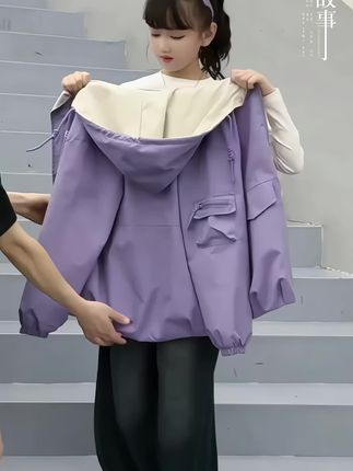 女儿的薄款冲锋衣来啦,版型穿起来又飒又舒服#潮童必备 #冲锋衣 #女童穿搭 #秋季穿搭 #生女儿就要这样穿