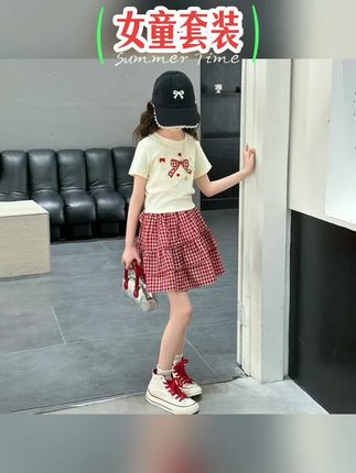 想要一套既可爱又时尚的童装吗?那就来看看我们家这套格子套装吧!它采用的是韩版的流行设计,穿上后让你的孩子看起来更加活泼可爱,而且它是专为夏天准备的短袖套装,让孩子穿起来非常凉快舒适。这么好看的格子套装,还不赶快给你的宝贝安排上吗?#生女儿就要这样穿 #每日童装穿搭分享 #生女儿就是用来打扮的 #骗你生女儿 #夏季穿搭