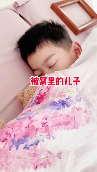 这个床,它们一半,我一半!天上飞的地上跑的,海里游的树上爬的,侏罗纪的神话里的,每天都为他站岗放哨,最重要的是还有一窝崽需要他照顾!#你们的孩子也是这样吗😂😂😂😄 #人类幼仔迷惑行为 #vlog日常 #内容太过真实 #萌娃睡姿