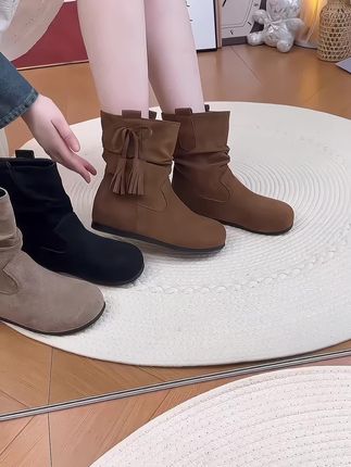 #我要上热门 这堆堆靴也太懂秋冬了吧!圆头软底超舒服,配裙子温柔到骨子里,搭裤子又带点酷劲儿~ 低跟不累脚,显瘦还百搭,秋冬衣柜必须有它!#堆堆靴 #秋冬穿搭 #马丁靴穿搭 #好穿又好搭 @巨量千川