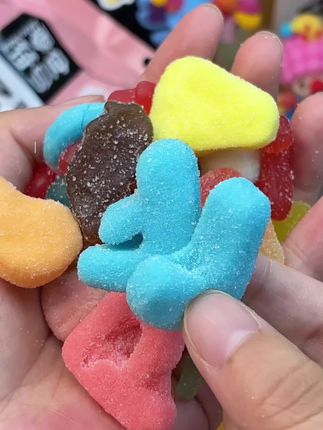 五颜六色的软糖,每一颗都超可爱!甜而不腻,满满的幸福感~#零食分享 #网红糖果 #零食推荐 #零食 #糖果