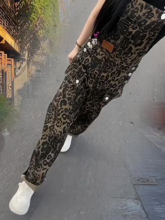 女人最美的样子不是花枝招展,不是性感妖娆,而是面对琐碎的生活,依然有纯真的笑容,热爱生活的勇气,让自己快起来的本事#穿搭 #连体裤 #背带裤 #谁穿谁好看 #洋气减龄