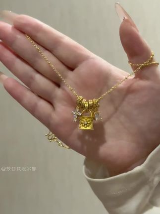 谁懂!秋冬真的离不开金色项链!金灿灿的巨提气质!贵气感拉满~ #配饰分享 #美出高级感 #贵气感御姐 #项链