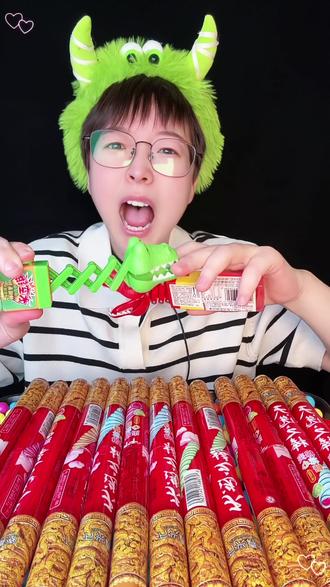 喜欢红色,被绿色小鳄鱼咬到手了 #鳄鱼 #儿童玩具 #红色 #吃货日常 #提前启动马年吃吃吃模式