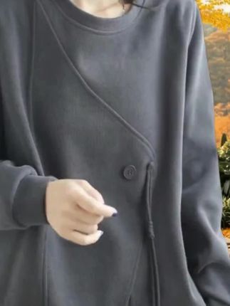 这款秋季卫衣在设计上独树一帜,采用经典圆领,简约之中尽显精致感。宽松的版型让穿着更加自在舒适,不挑身形,轻松展现随性休闲的气质。独特的不对称剪裁,一侧配有纽扣与抽绳,不仅增加了层次感,让卫衣告别单调。袖口采用经典收口设计,贴合手腕,兼具防风保暖效果。面料柔软细腻、质感出众,亲肤舒适,非常适合秋日早晚微凉的天气。无论是日常搭配休闲裤出街,还是居家放松,都能轻松打造随性又不失个性的穿搭风格。#秋季个性穿搭 #今日穿搭 #胖瘦都能穿出洋气感 #秋季小衫 #秋季卫衣