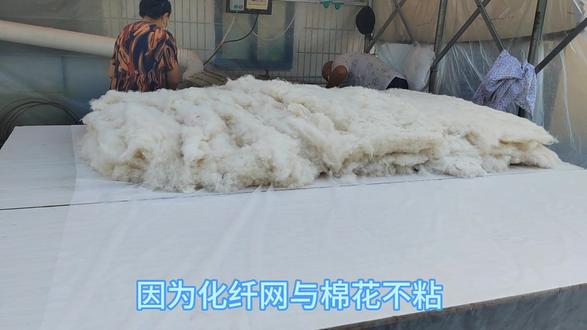 现在都这样弹棉花了么?跟印象中的弹棉花相差甚远。女儿南方上大学,担心冬天冻着,寻个棉被加工作坊做一套#原创视频上热门