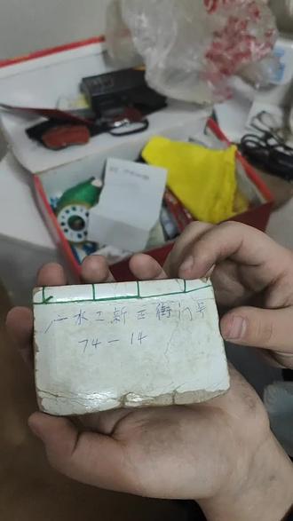后天就是母亲的五七……女儿在清理和保存母亲的遗物……