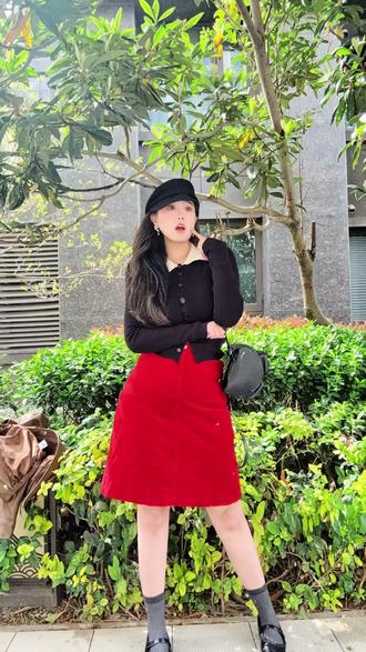 宝妈穿搭,巨蟹很好太好了!😂在地上不爽了夹夹人挺开心的。在这里感谢我家没头脑爸爸放的冰,你儿子把他们全部融化了。不高兴妈妈血槽满满的❤️❤️我儿那些言语,上刀山下火海我都愿意😜来几句看姨姨们能被戳中不?
1️⃣下雨了伞就一把走的急都给他打了,他说你打妈妈我是男生不怕淋,向雨里跑去
2️⃣你脚磨烂了自己都不知道,他看见了说疼吗这个需要创可贴哦,我去拿
3️⃣会在我放学接他时,走在路上拉着你的手说妈妈我真开心
4️⃣会在我跟奶奶隔着屋子大声交流时,他误会了说谁让你吵我妈妈的,也会在我跟爸爸打闹玩耍时,他误以为真的。会变脸,是真打他亲爸
5️⃣他会突然说妈妈你不要离开我,有首歌名字。我说你是我肚里生出来的宝宝,即使全世界人都没了,妈妈依然会拉着你的手,永不放开,他开心低头一笑!
6️⃣会在售卖柜下落饮料,吃的。说妈妈你别动,我拿随手就把你爱喝的边走边放在你手里……
7️⃣在我穿裙子的时候,他会默默坐在你旁边说妈妈你真好看,我说当然了我的宝宝也漂亮。我想我的自信美丽也会影响他吧
我想我陪他做的各种事情,交给他的道理,他情绪低落时我的问候解决。我从来没娇纵过他,确告诉他很多次有很多人爱你呦🥰要相信自己是最棒的,你拥有那么多人的❤️他成长到现在3岁半的男孩,继续发芽吧,你的天空很高,你的路哪儿里都是花朵,#妈妈的爱 #妈妈的世界很小里面装满了你 #妈妈穿搭