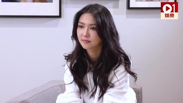 “我觉得女尊男卑甚至调转,男尊女卑都杀死很多人的感情,何谓比较卑微何谓比较高,有钱就要听我的话,我比你高级就算是好,绝对不是,所以在我薛凯琪的私人感情上,我觉得对方职位比我高或低都不要紧,没有东西比你爱我对我专一(更重要)。可能你职位比我高教会我很多东西,专一对我不好更差。我觉得做任何职业都无所谓,我希望薛凯琪未来的老公…因为我爱的人还有选择去爱我的人,对方一定在思维及身体上都是聪明和健康的,哪怕他是个无业游民,当我选择跟他相爱的时候,他就会觉得自己是这个家的皇帝,而我很明显就是皇后。
作为一个事业上成功的女人,一定要找一个支持你梦想的男人,然后不觉得自己是卑微的,不可以找一个想要压低你的男人。不是因为你是女强人,而是因为大家都是人,当你的女人在事业上找到成就感,你就要支持她。因为你爱她。我觉得所有事业上成功的女人,都应该找一个支持自己的男人,然后我相信,我未来的老公就算赚钱比我少,就算是不赚钱而是做义工,他都会支持我,因为他会是个有爱以及有智慧的人,他会用最善良的心法支持我和这个家庭,专一啦还有聪明,是很困难但我一眼看到就知道,因为我转数比较快,我很想大家都快的时候,就会有很多搞笑的话题可以讲,我很喜欢浪漫和搞笑,就算对方不浪漫不搞笑都无所谓,因为当我浪漫的时候,我会创造所有浪漫和搞笑的东西,他只要懂得接收这份爱。还有一定要孝顺,因为我不相信,如果你不孝顺的话,我不相信你会爱我比你的父母多。因为不是我生你出来的。”
#薛凯琪 #访谈 #蚀日风暴薛凯琪 #男主内女主外