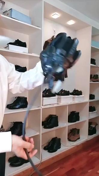 牛魔王君品-驾驶员安全头盔 夏季网纱安全帽 防护帽 南夏坦帽 产品说明:【名称】:TM-73型和95型夏季网纱驾驶员安全帽(这两款帽子外观一样,73款是73年发放,95款是95年发放,不同年份,产品里面略有不同之处,比如有的不带印戳,有的不带纸质说明书。因为这都是仓库出来的库存,不同批次是混在一起的,帽子都是真空包装。无法每顶都打开查看。所以,事先和您说一下上述情况,如能接受可下单,不能接受勿下单购买。【材质】:尼龙网纱面料+纯皮(羊皮)。坦克帽的顶部、后部和额部有很厚的海绵防护垫,可防止驾驶中剧烈颠簸时碰伤头部。【产品特点】:1.由于帽子内耳机部位是白色质地容易脏,所以,第一次佩戴请带上头罩(或垫上塑料袋后再戴上帽子试验大小)。2.由于新帽子长期在箱子内封存,所以在第一次带时难免有些发紧,但并不是真的带不下,小窍门:01.请打开帽子上面或下面的松紧带。 02.用软质衣物类将帽子撑开6-8小时。然后再试戴帽子),如果还是带不下,请您将帽子保持原样给我们返回,与客服沟通办理退货或换货。3.皮帽虽全新未经使用,但不保证耳机等配件能正常使用.另外,说明书没有。我们卖的只是帽子,其它配件好坏不负责,需要实际使用这部分功能的买家请谨慎下单(以此理由退换货的顾客,需要保持商品原貌,买家负责邮费)4.里面有黑色布帽衬,因为帽子里面有干燥剂,帽衬表面有白点,可以用透明胶带粘胶面粘去。【尺码】:1号60内头围可以佩戴,2号58内头围(头围 最宽一圈距离,单位厘米)。