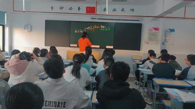 复读学校哪里学 绍兴复读学校哪里学分层次授课拿起手中的笔,再次追逐未来的梦,复读路就在脚下。泰来教育实行小班制,每班 35 - 40 人。在此基础上还进行分层教学,依据学生基础和能力细分。这样教师可精准授课,关注到每位学生的发展,满足不同层次学生提升成绩的需求。选择泰来,信心从这里起航。 #绍兴高复班 #嘉兴高复班学校 #丽水高复班 #东阳复读学校 #嘉兴高复班学校