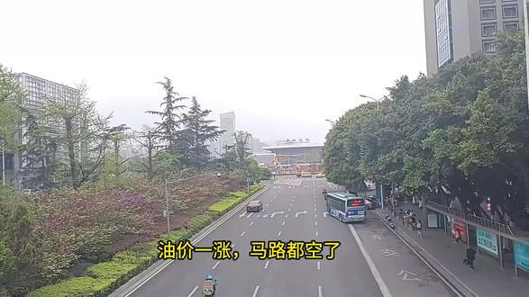 油价:我一出手,马路直接清净了 一脚油门半杯奶茶,踩几下一顿饭就没了,谁懂这种痛!
#油价上调 #一脚油门看世界 #油价